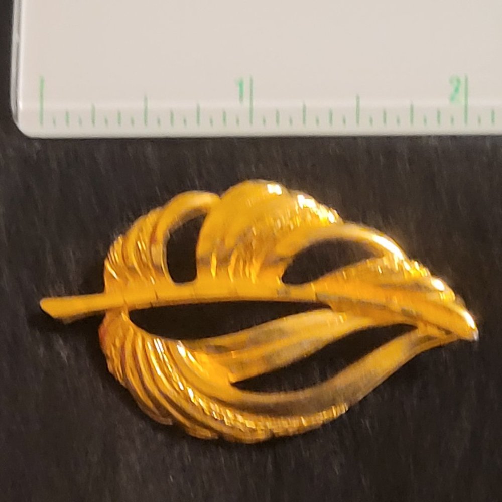 Vintage goldtone leaf pin